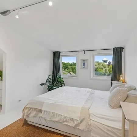 Spacious With Short Distance To Center Apartment *